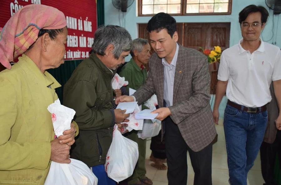 Gác lại công việc bộn bề cuối năm, Công đoàn Trường ĐH Ngoại ngữ Đà Nẵng vượt hàng trăm cây số đến vùng biên giới trao tặng những suất quà Tết cho bà con.