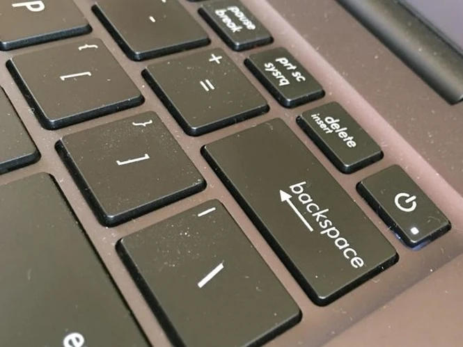 Cách khắc phục khi laptop có thiết kế nút nguồn bất tiện