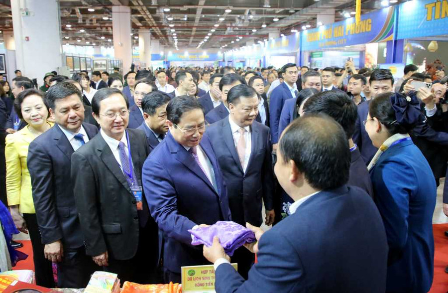 Các vị đại biểu tham quan các gian trưng bày tại Triển lãm. Các vị đại biểu tham quan các gian trưng bày tại Triển lãm.