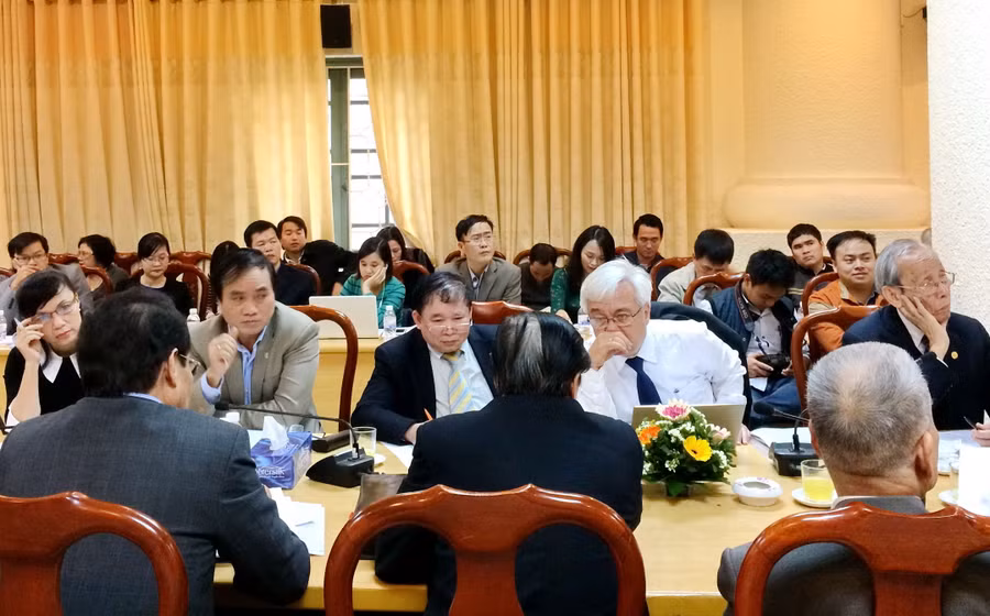 Thứ trưởng Bùi Văn Ga cùng lãnh đạo các đơn vị chức năng của Bộ GD&ĐT tham dự hội thảo