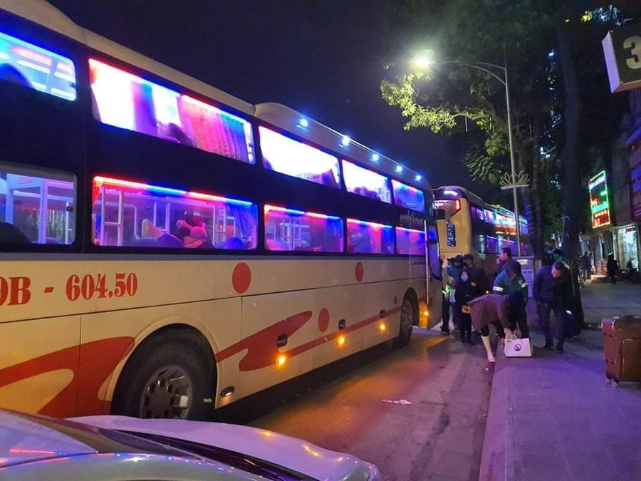 Nhà xe Hưng Long đón trả khách ngay trên phố. Nhà xe Hưng Long đón trả khách ngay trên phố.
