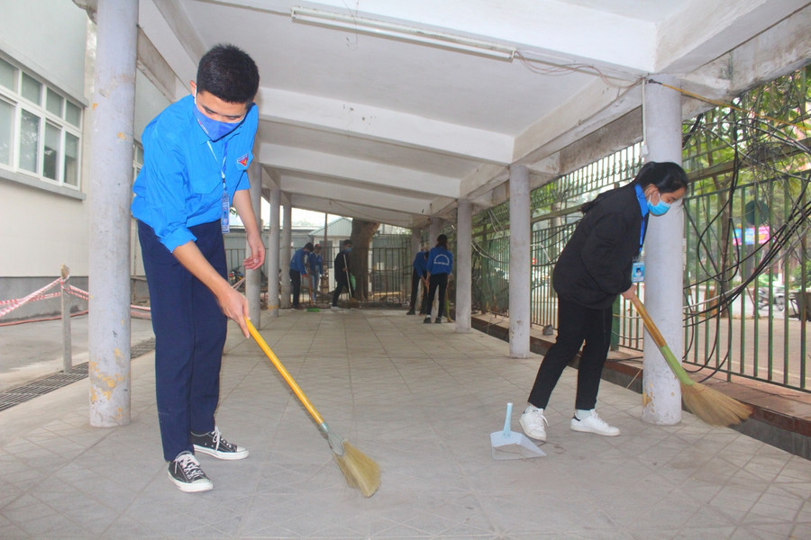 Sinh viên quét dọn vệ sinh môi trường khu để xe. Sinh viên quét dọn vệ sinh môi trường khu để xe.