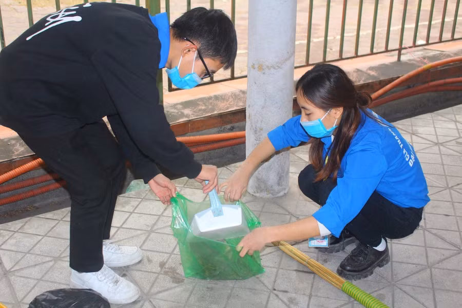 Sinh viên Trường Đại học Điện lực tham gia vệ sinh môi trường ngày chủ nhật.