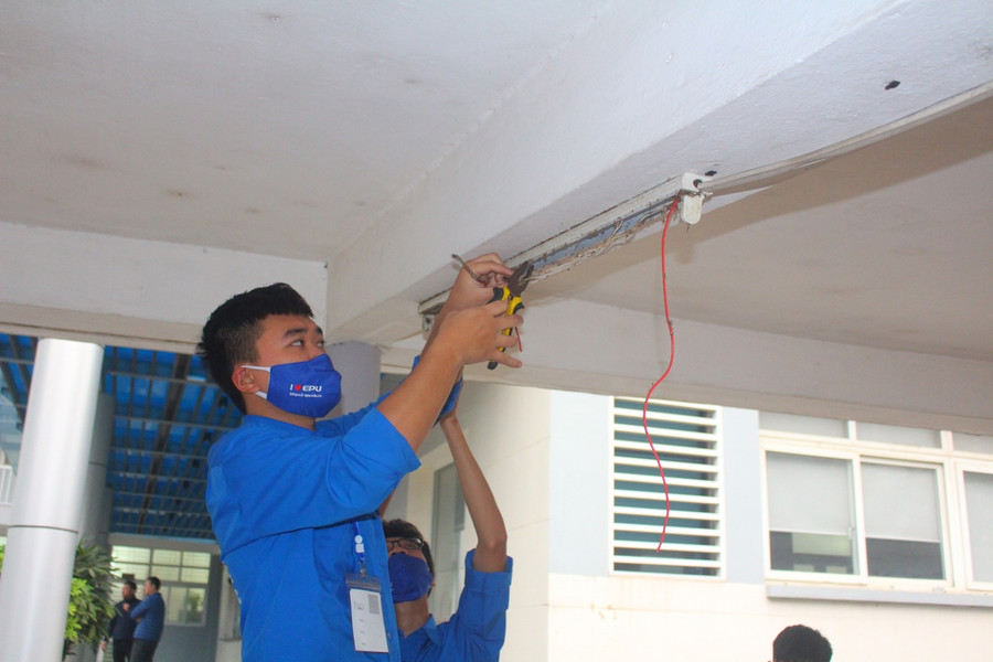 Thay thế lắp mới hệ thống bóng đèn chiếu sáng, làm sạch tường bao. Thay thế lắp mới hệ thống bóng đèn chiếu sáng, làm sạch tường bao.