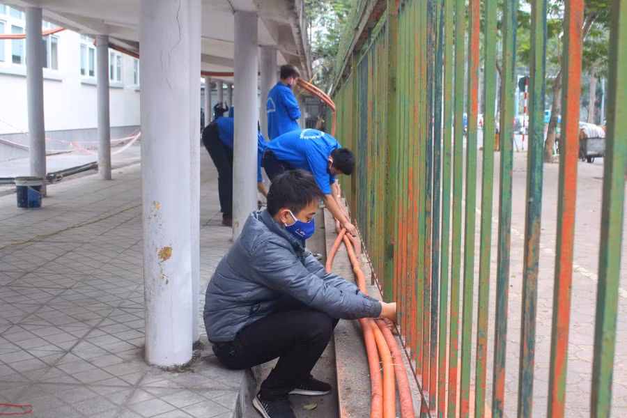 Thu gom đường ống, đường dây cáp gọn gàng, tạo cảnh quan nhà trường.