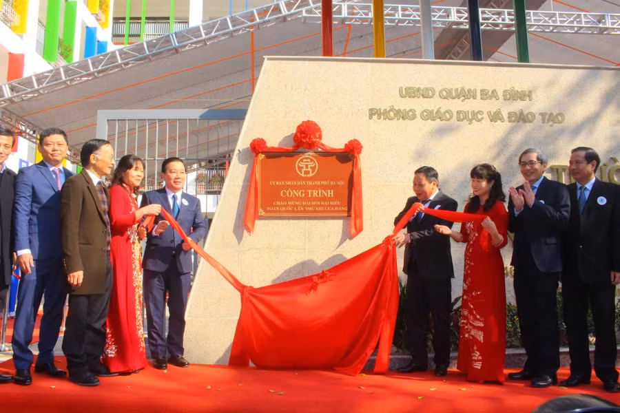 Lãnh đạo thành phố Hà Nội và quận Ba Đình cùng Trường Tiểu học Nguyễn Bá Ngọc thực hiện nghi thức gắn biển công trình.