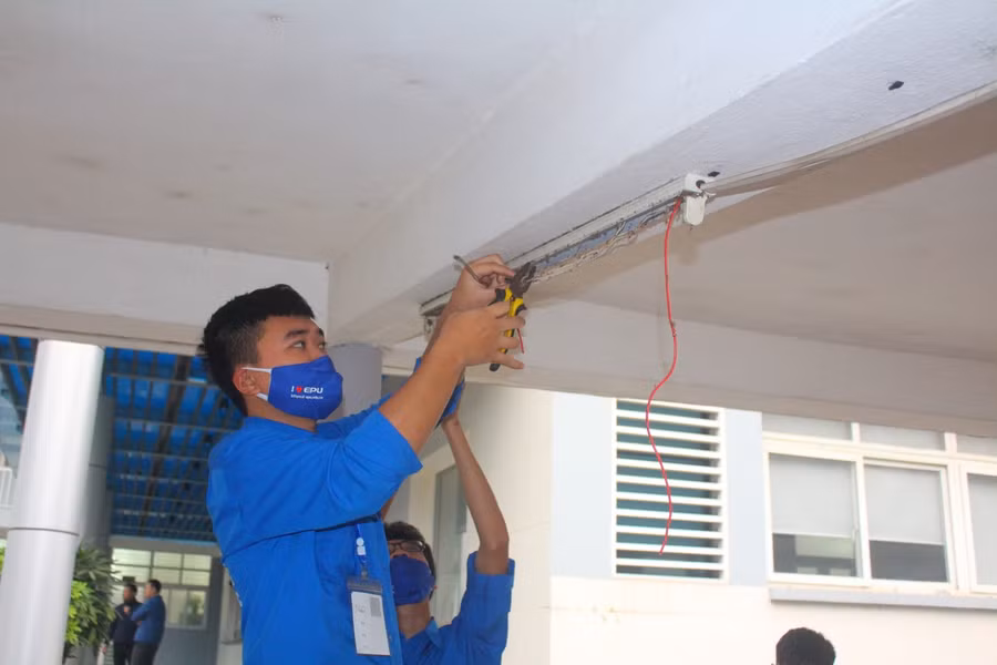 Thay thế lắp mới hệ thống bóng đèn chiếu sáng, làm sạch tường bao.