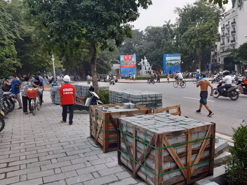 Đá lát vỉa hè trên khu vực hồ Hoàn Kiếm.