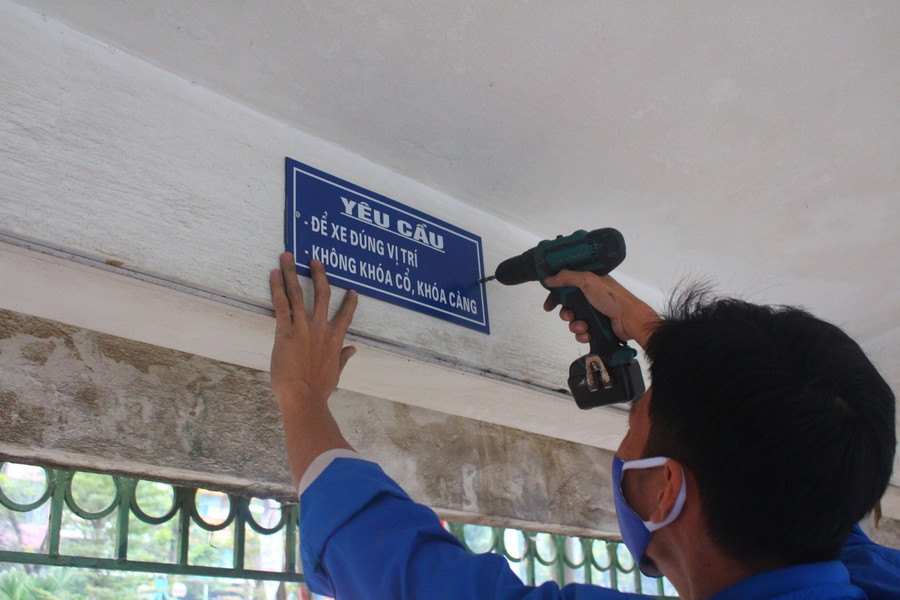 Lắp đặt các biển báo khu nhà xe. Lắp đặt các biển báo khu nhà xe.