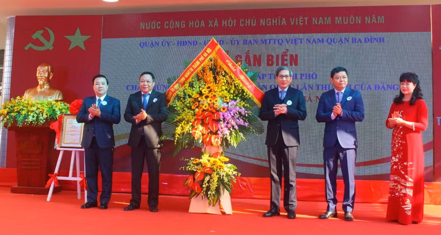 Lãnh đạo Thành ủy, UBND TP Hà Nội và quận Ba Đình chúc mừng Trường Tiểu học Nguyễn Bá Ngọc.