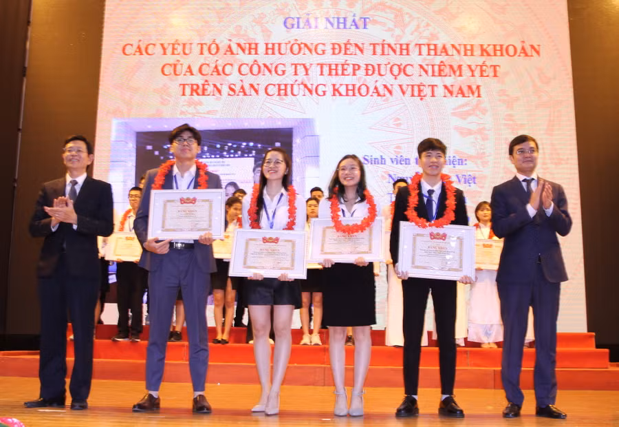 Các tác giả đoạt giải Nhất