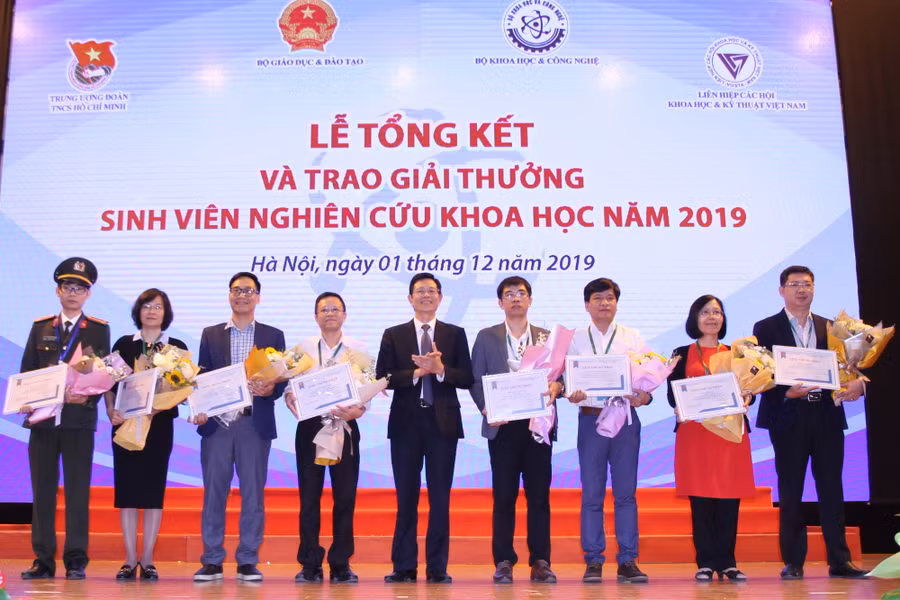 Trao phần thưởng cho các giáo viên hướng dẫn