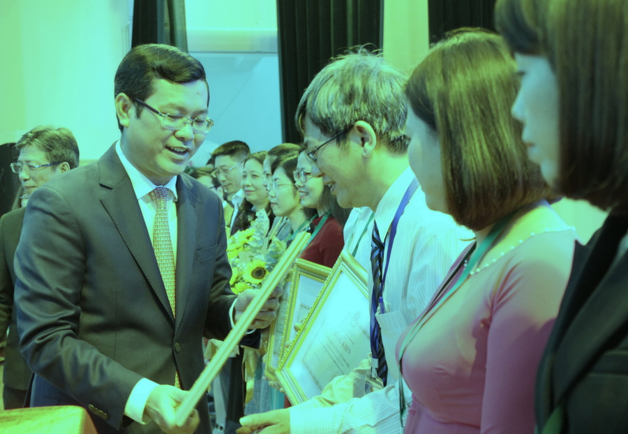 Thứ trưởng Nguyễn Văn Phúc tặng bằng khen cho các đơn vị có thành tích xuất sắc trong công tác nghiên cứu khoa học