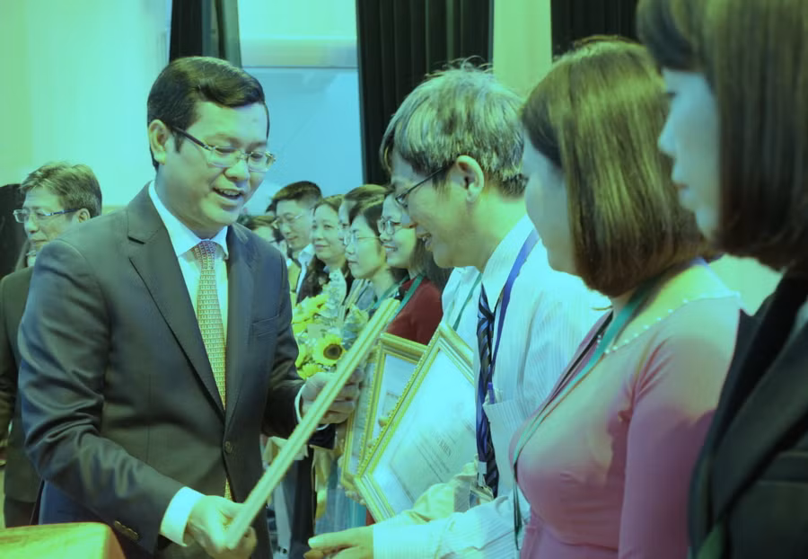 Thứ trưởng Nguyễn Văn Phúc tặng bằng khen cho các đơn vị có thành tích xuất sắc trong công tác nghiên cứu khoa học