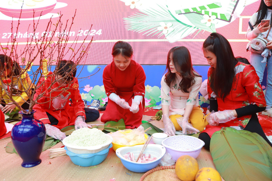 Học sinh tham gia gói bánh chưng.