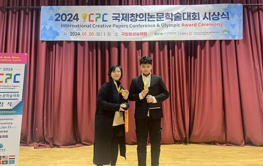 Em Vũ Nguyễn Khôi Nguyên – học sinh lớp 8A7 (phải) và em Trần Thị Thùy Dương – học sinh Trường Hà Nội Amsterdam, bạn cùng đội nghiên cứu (trái).