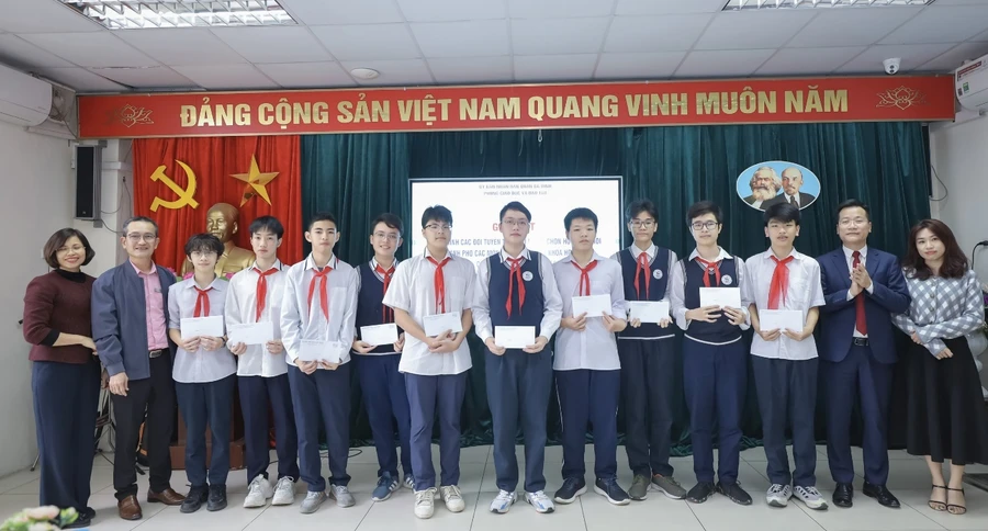 Phòng GD&ĐT quận Ba Đình động viên các đội tuyển HSG.