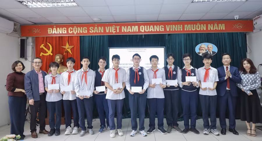 Phòng GD&ĐT quận Ba Đình động viên các đội tuyển HSG.