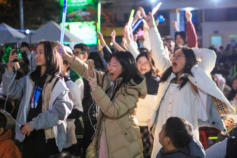 Học sinh Trường THCS Giảng Võ cổ vũ các đội thi làm "nóng" lễ hội. Học sinh Trường THCS Giảng Võ cổ vũ các đội thi làm "nóng" lễ hội.