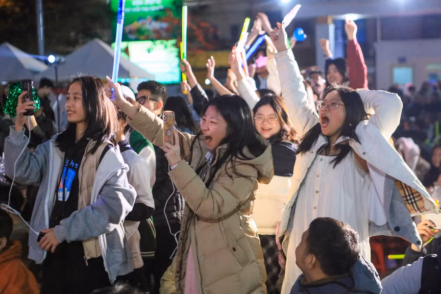 Học sinh Trường THCS Giảng Võ cổ vũ các đội thi làm "nóng" lễ hội.