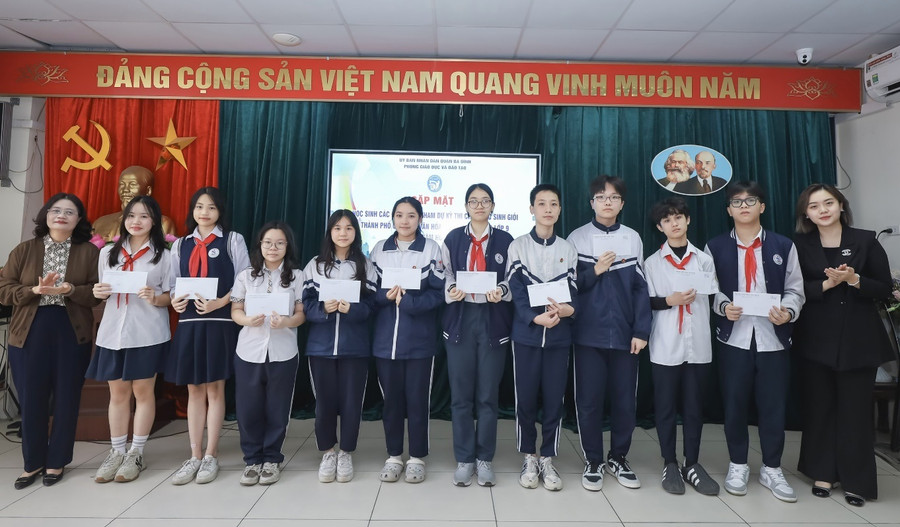 Đại diện Phòng GD&amp;ĐT quận Ba Đình động viên các đội tuyển HSG.