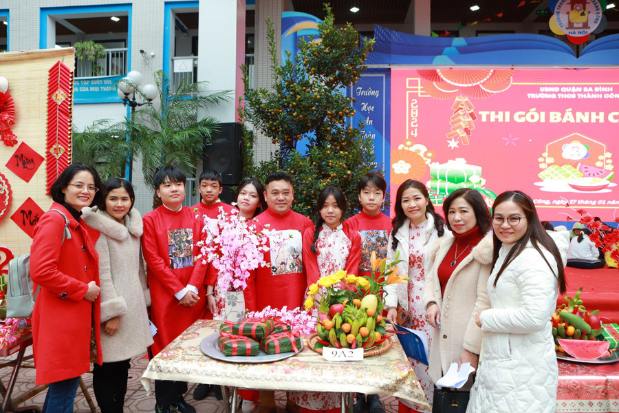 Thầy cô và học sinh trường THCS Thành Công lưu lại hình ảnh, không khí Tết tại Gala chào xuân.