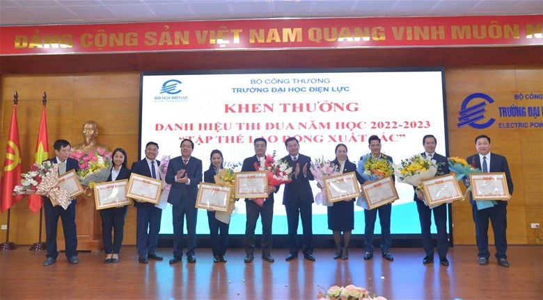 Lãnh đạo Trường Đại học Điện lực tặng Giấy khen cho tập thể lao động xuất sắc.