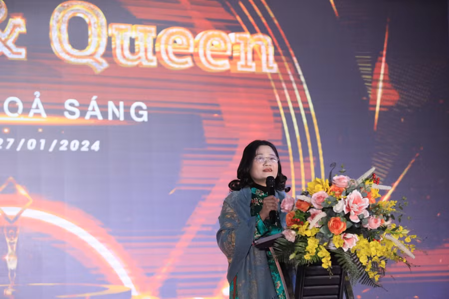 Cô Tô Thị Hải Yến - Hiệu trưởng Trường THCS Giảng Võ phát biểu tại lễ hội.