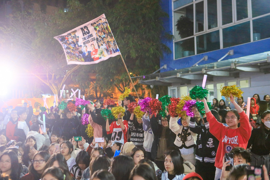 Học sinh Trường THCS Giảng Võ hòa chung vào không khí tại lễ hội. Học sinh Trường THCS Giảng Võ hòa chung vào không khí tại lễ hội.