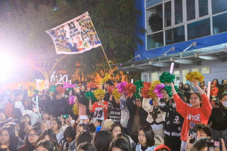 Học sinh Trường THCS Giảng Võ hòa chung vào không khí tại lễ hội.