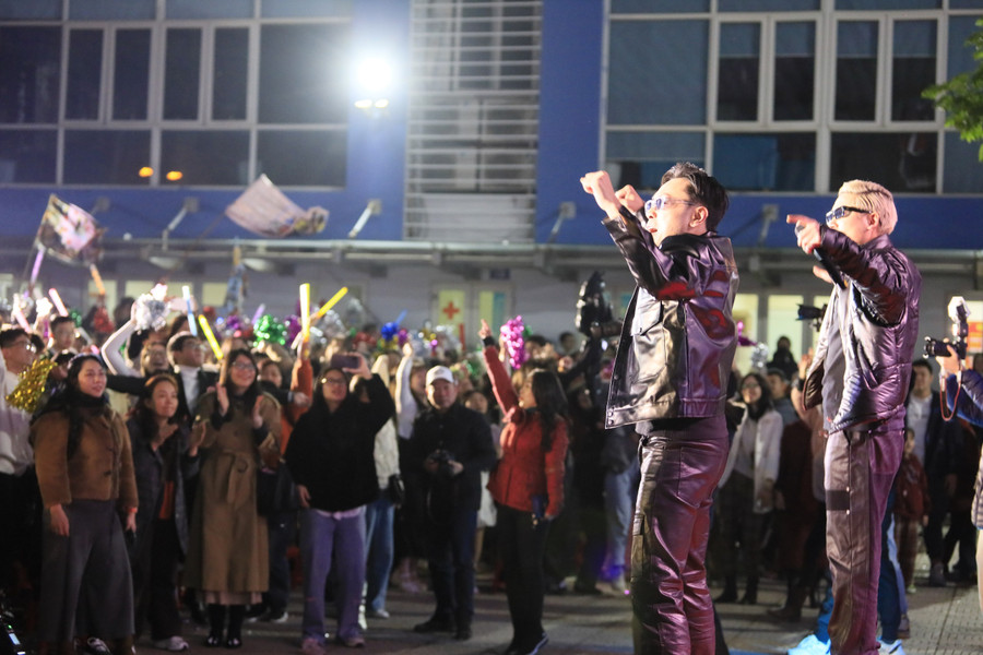 Khách mời tham gia lễ hội làm "nóng" chương trình. Khách mời tham gia lễ hội làm "nóng" chương trình.