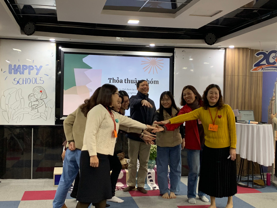 Thầy cô tham gia các hoạt động thực hành tại buổi tập huấn. Thầy cô tham gia các hoạt động thực hành tại buổi tập huấn.