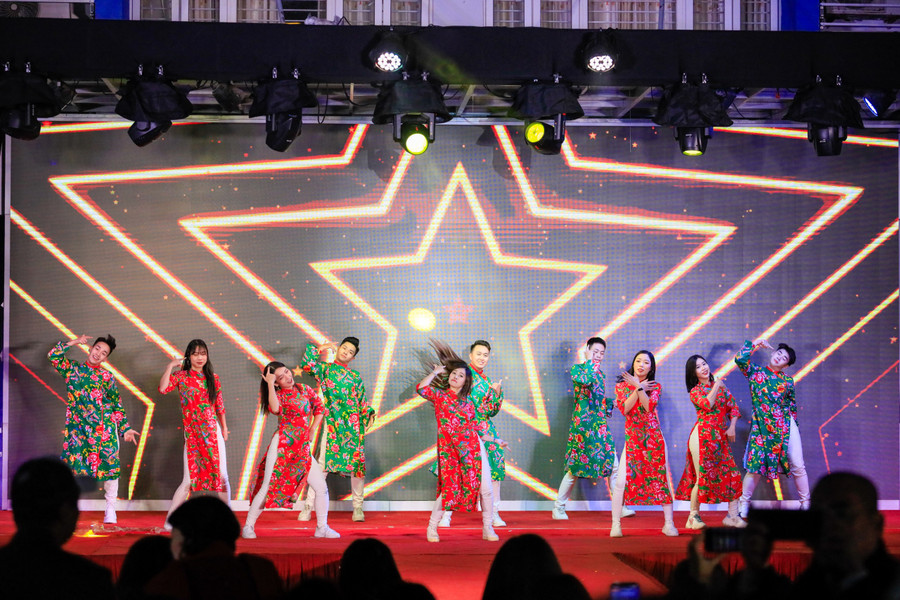 Nhiều tiết mục sôi động, hấp dẫn được học sinh Trường THCS Giảng Võ thể hiện. Nhiều tiết mục sôi động, hấp dẫn được học sinh Trường THCS Giảng Võ thể hiện.