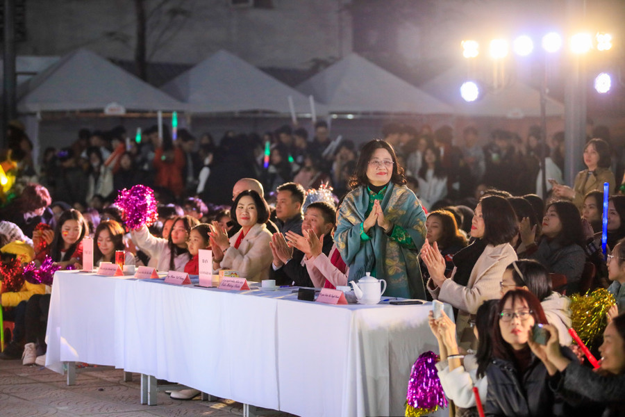 Đại biểu dự và chung với với học sinh tại lễ hội. Đại biểu dự và chung với với học sinh tại lễ hội.