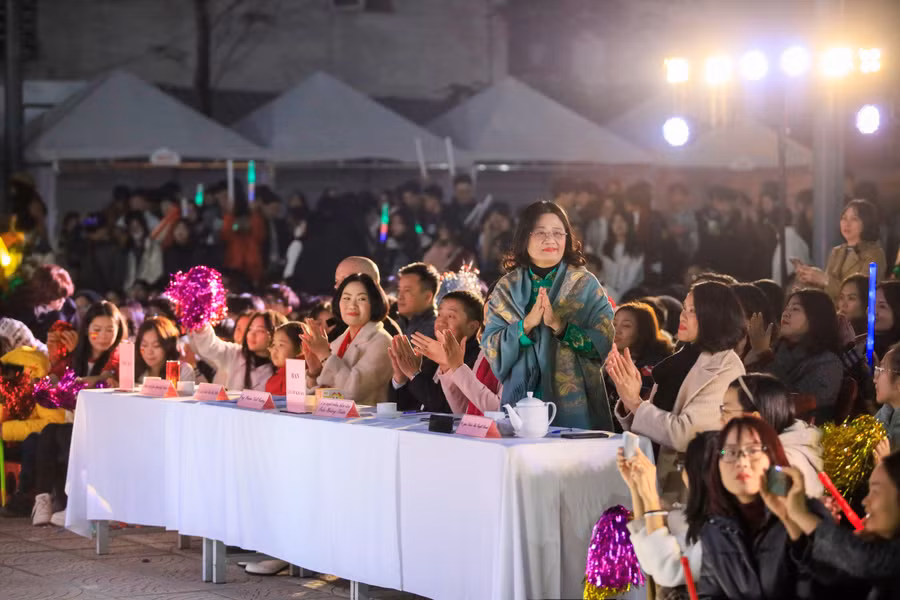 Đại biểu dự và chung với với học sinh tại lễ hội.