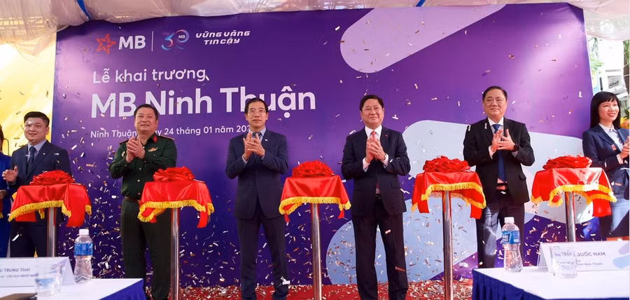 Các đại biểu cắt băng khai trương Chi nhánh MB Ninh Thuận.