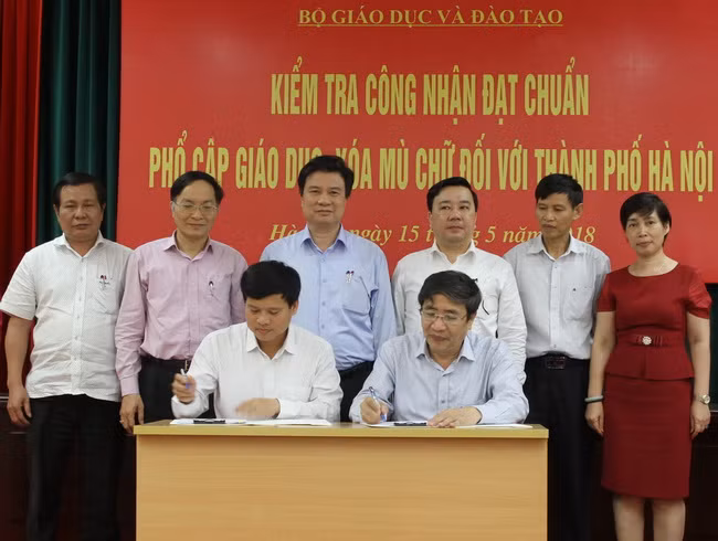 Đại diện Bộ GD&ĐT và UBND thành phố Hà Nội kí biên bản ghi nhớ về công nhận đạt chuẩn phổ cập giáo dục, xóa mù chữ đối với thành phố Hà Nội.