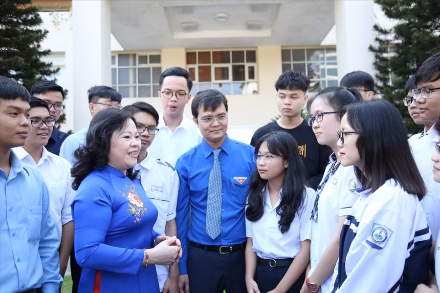 Thứ trưởng Bộ GD&amp;ĐT Ngô Thị Minh và anh Bùi Quang Huy, Bí thư thường trực T.Ư Đoàn trò chuyện với bạn trẻ tham gia chương trình Tri thức trẻ vì giáo dục