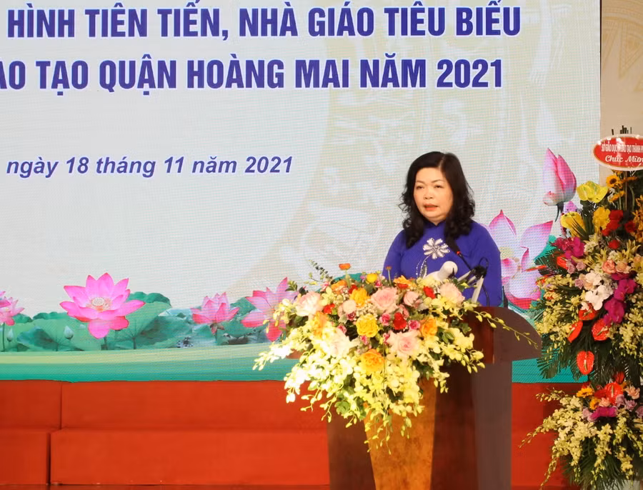 Bà Phạm Đàm Thục Hạnh- Trưởng phòng GD&amp;ĐT quận Hoàng Mai trình bày báo cáo tại kễ kỷ niệm