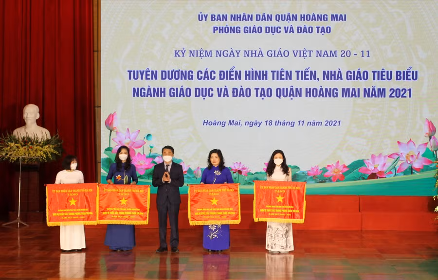 Lãnh đạo quận Hoàng Mai trao cờ thi đua của UBND TP Hà Nội cho các đơn vị tiêu biểu