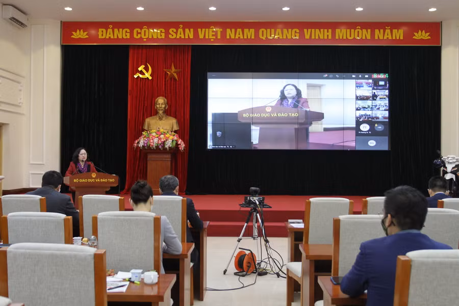 Chương trình tổ chức trực tuyến tại điểm cầu Bộ GD&ĐT kết nối với 24 điểm cầu tại các Sở GD&ĐT, các trường đại học cả nước