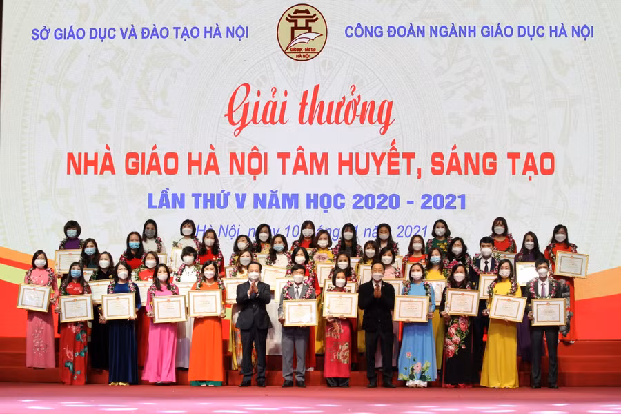 Lãnh đạo Sở GD&amp;ĐT Hà Nội trao giải thưởng Nhà giáo Hà Nội tâm huyết sáng tạo năm 2021 cho các thầy cô giáo