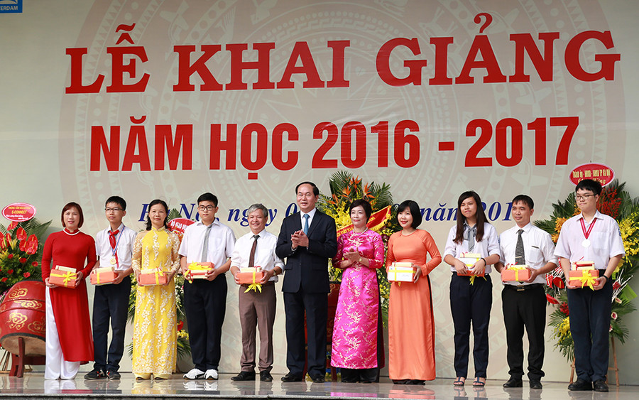 Chủ tịch nước khen thưởng những học sinh, giáo viên xuất sắc trường THPT chuyên Hà Nội-Amsterdam. Chủ tịch nước khen thưởng những học sinh, giáo viên xuất sắc trường THPT chuyên Hà Nội-Amsterdam.