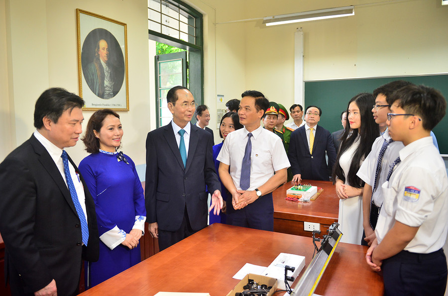 Chủ tịch nước tham quan phòng truyền thống của trường THPT Chu Văn An