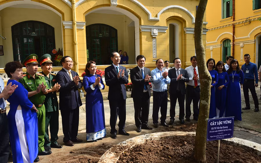Chủ tịch nước Trần Đại Quang trồng cây lưu niệm tại khuôn viên trường THPT Chu Văn An