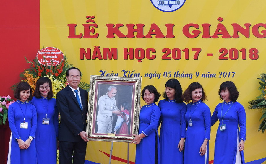 Chủ tịch nước tặng ảnh Bác Hồ, mong rằng nhà trường giữ vững truyền thống “Thầy dạy hay, trò học giỏi” Chủ tịch nước tặng ảnh Bác Hồ, mong rằng nhà trường giữ vững truyền thống “Thầy dạy hay, trò học giỏi”