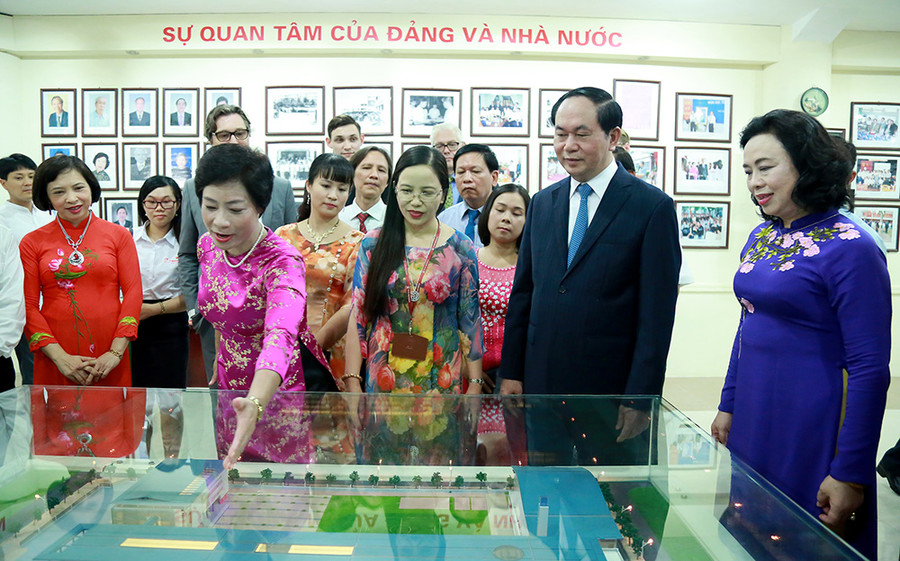 Chủ tịch nước tham quan phòng truyền thống của trường Chủ tịch nước tham quan phòng truyền thống của trường