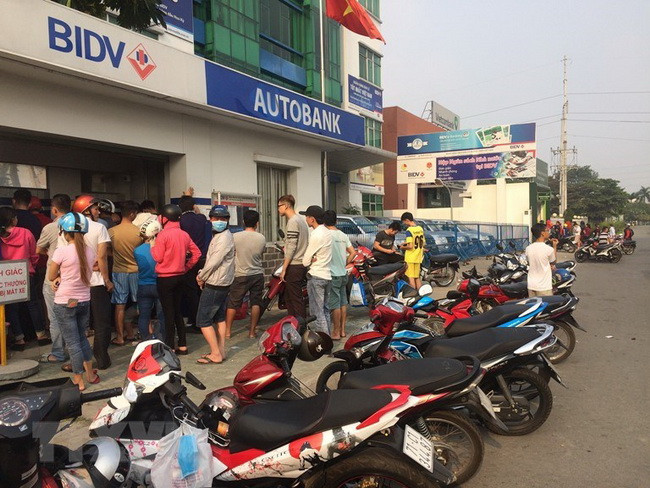 ATM tê liệt, hàng trăm người mòn mỏi chờ rút tiền về quê đón Tết