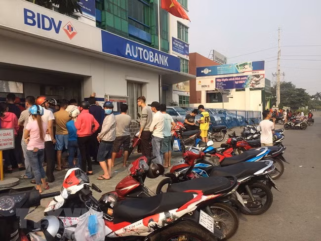 ATM tê liệt, hàng trăm người mòn mỏi chờ rút tiền về quê đón Tết