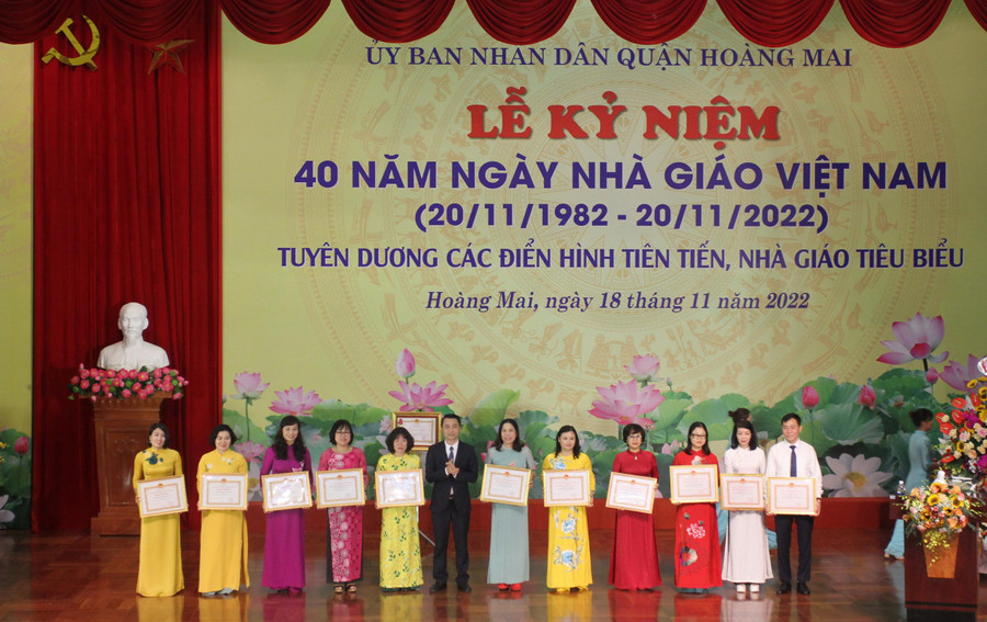 Lãnh đạo Ban thi đua khen thưởng TP trao bằng khen của Chủ tịch UBND TP cho các tập thể, cá nhân. Lãnh đạo Ban thi đua khen thưởng TP trao bằng khen của Chủ tịch UBND TP cho các tập thể, cá nhân.